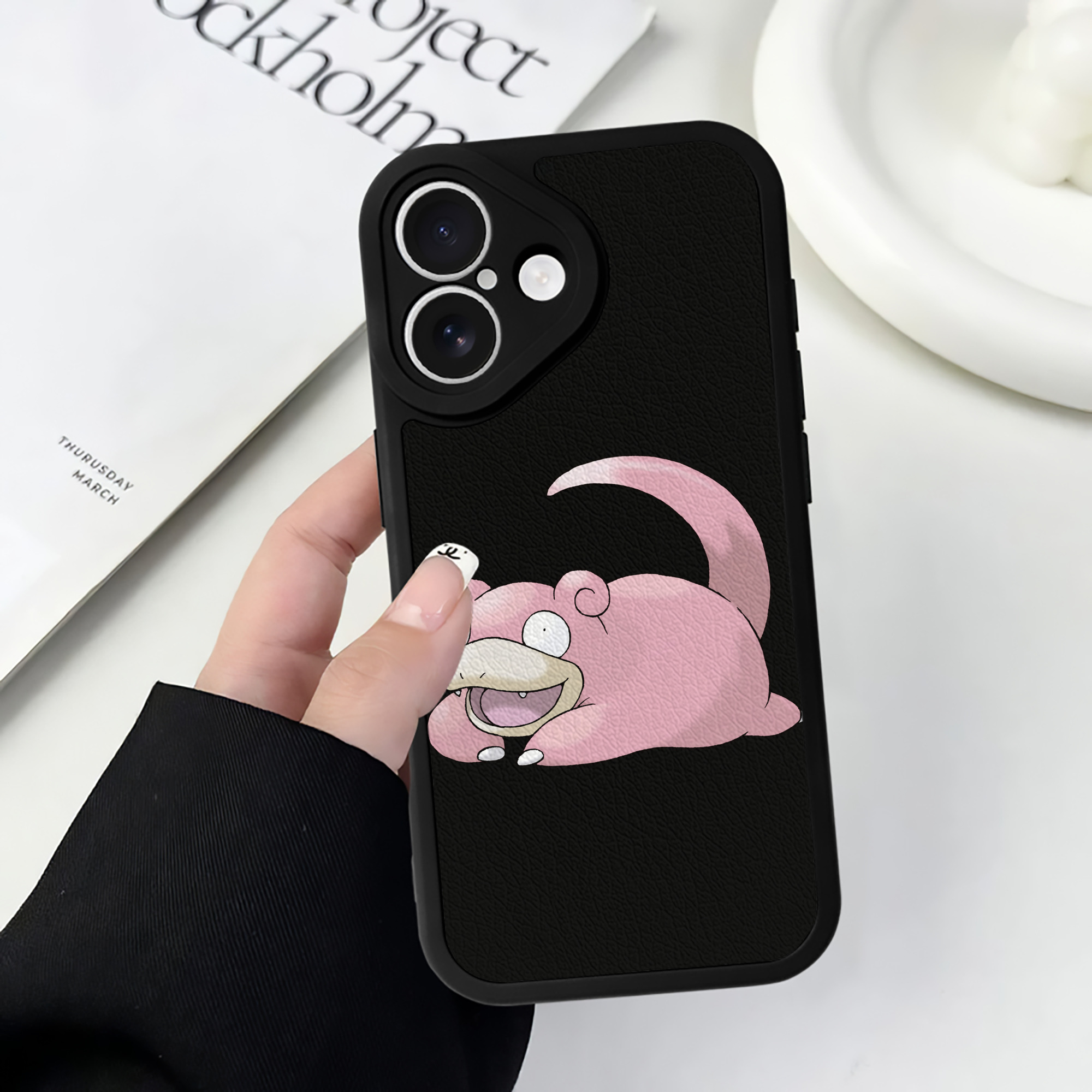 （画像用） ポケットモンスター Pokémon 【iPhone 16シリーズ対応】シリコンスマホケース（レザー調） 材質：シリコン